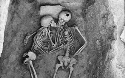Câu chuyện về cặp đôi đã ôm nhau 2.800 năm ở Iran