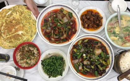 Đi ăn ở Trung Quốc, khách Việt sững sờ khi thấy tô cơm: "Tôi tưởng mình xuyên không rồi đó"