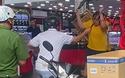 Người phụ nữ cầm dao "quậy tưng" tiệm vàng ở Mỹ Tho