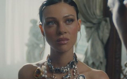 Con dâu nhà Beckham nói về vai diễn trong phim 18+ gây sốc