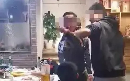 Nụ cười đắc thắng của đứa trẻ trước cửa nhà vệ sinh khiến người phụ nữ "nổi da gà": Lớn lên nhân cách dễ "méo mó"