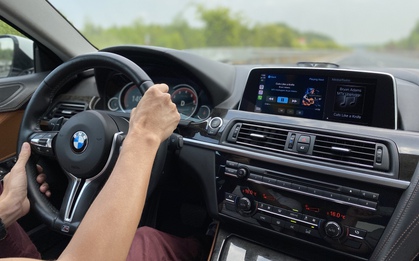 Vừa lái ô tô vừa nghe nhạc có vi phạm không? Tài xế có thể bị phạt tới 6 triệu đồng nếu bỏ qua chi tiết này