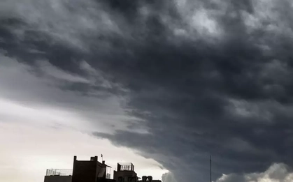 Nước mưa màu đen đổ xuống thủ đô Iran sau vụ Israel tấn công kho dầu