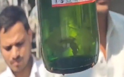 Mua bia về uống người đàn ông sốc nặng khi thấy thứ bên trong