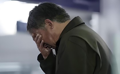 Một ông bố kiểm tra laptop của con và phát hiện những trang web khiến ông lo lắng