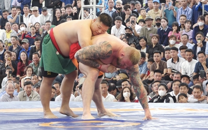 Đô vật Việt Nam tung đòn cổ truyền, hạ gục võ sĩ Nga ở hội làng