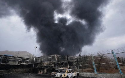 Giá dầu tăng sốc lên gần 108 USD/thùng, ông Donald Trump nói "cái giá nhỏ phải trả"