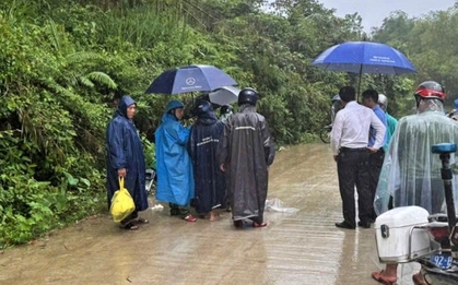 Áo mưa cuốn vào bánh xe máy, người mẹ 25 tuổi tử vong thương tâm trên đường đưa con đi học về