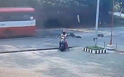 Xe buýt vào cua gấp khiến 2 chị em văng xuống đường