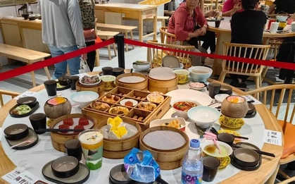 Phản đối lý do nhà hàng giữ nguyên bàn ăn thừa của người nổi tiếng