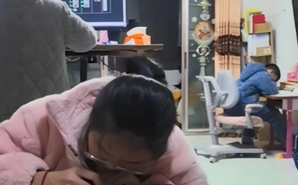 Mẹ đăng ảnh 2 con ngồi học chăm chỉ, một bác sĩ vào bình luận: "Làm nghề hơn 10 năm, nhìn cảnh này tôi thấy thật đáng sợ"