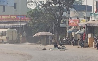 Xe máy điện va chạm xe ô tô phục vụ tang lễ, 1 người tử vong