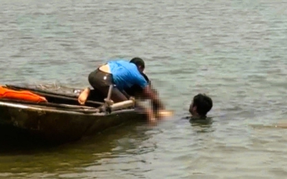 Đá bóng xong xuống đầm tôm tắm, nam sinh 18 tuổi đuối nước tử vong