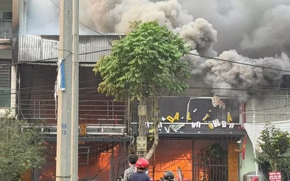 Nhà hàng cháy lớn, lửa lan sang 3 ngôi nhà bên cạnh