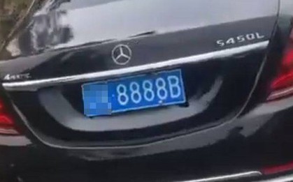 Gia đình chôn chiếc Mercedes biển 8888 cùng người đàn ông quá cố