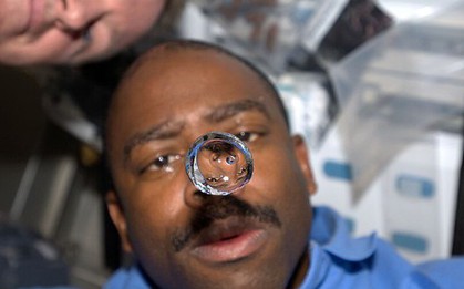 Trong môi trường không trọng lực, thức ăn do phi hành gia nuốt vào trôi xuống bụng như thế nào?