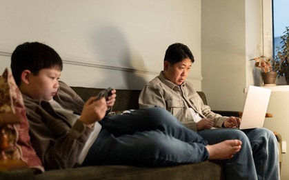 Cha mẹ "dốc hết lòng" chưa chắc đã tốt: 4 điều tuyệt đối đừng chia sẻ để tránh làm hỏng tương lai của con