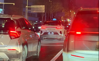 Hơn 100 chiếc taxi đồng loạt "chết máy" giữa đường đông đúc, hành khách hoảng loạn cầu cứu suốt 90 phút