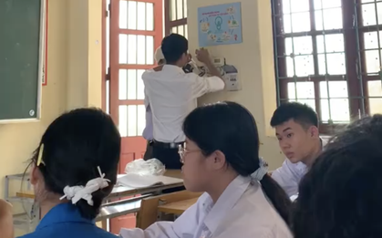 Lớp hỏng quạt giữa cái nắng 37 độ C, hành động của thầy giáo dạy Lý sau đó khiến trò phải cắt clip khoe ngay lên mạng