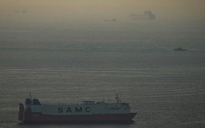 Hai siêu tàu chở dầu quay đầu tại eo biển Hormuz vào phút chót