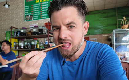 Vừa vào quán ăn Việt Nam đã đòi xin "nước mắt", khách Tây khiến cả quán xôn xao