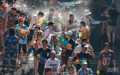 Chùm ảnh khiến chúng ta muốn bay sang Thái Lan ngay bây giờ: Láng giềng Việt Nam tưng bừng đón năm mới với “thủy chiến” trên phố