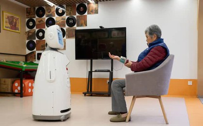 Không con cái, người già ở nước láng giềng Việt Nam đặt kỳ vọng vào loại “bảo hiểm tuổi già” mới