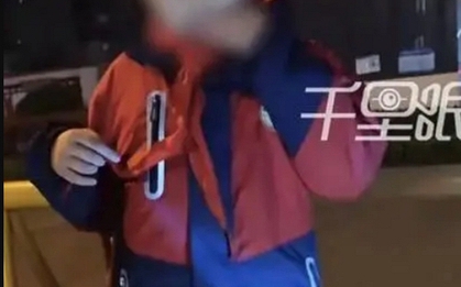 Cảnh tượng không tin nổi lúc nửa đêm tại cổng trường tiểu học khiến ai cũng rùng mình: Có 1 kiểu giáo dục thật đáng sợ!