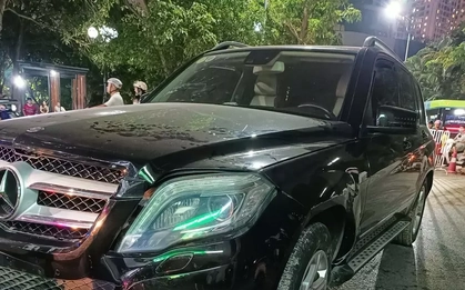 Ô tô Mercedes GLK 250 đâm liên hoàn nhiều xe máy trong khu đô thị ở Hà Nội