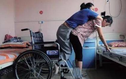 5 tuổi bị đem cho, 8 tuổi gánh cả gia đình, cô bé kiên trì cõng mẹ nuôi bại liệt đi học mỗi ngày