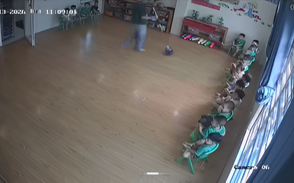 Hàng chục em bé ở nhà ngồi yên không quá 3 giây bỗng ngồi im như tượng khi lọt vào ống kính camera lớp mầm non