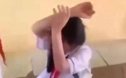 Nữ sinh lớp 8 bị bạn cùng lớp đánh, ép cởi áo để quay clip