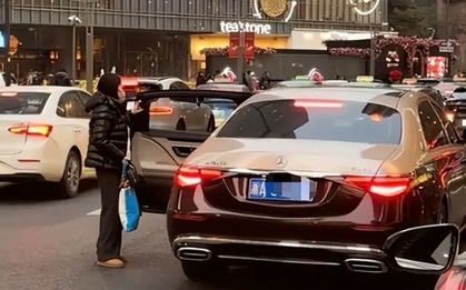 Bà mẹ đi Maybach đón con bị chụp ảnh lén, mắng "nhà giàu quê mùa": Soi giá từ đầu tới chân mà choáng váng!