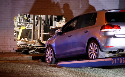 Nữ "quái xế" lái ô tô đâm xuyên tường, lao thẳng vào phòng tập gym khiến 2 người bị thương, đám đông bỏ chạy tán loạn