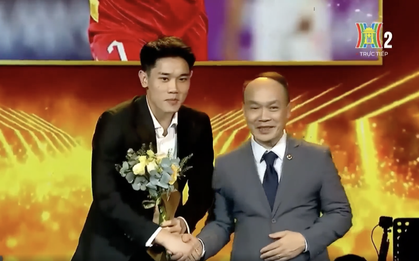 Đình Bắc diện vest bảnh bao nhận Gương mặt trẻ Thể thao của năm tại giải Cống hiến