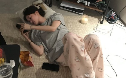 Tối người ta làm thêm kiếm tiền, tôi nằm lướt TikTok “giết thời gian”: Chỉ ước được bận, được "bơi" trong deadlines