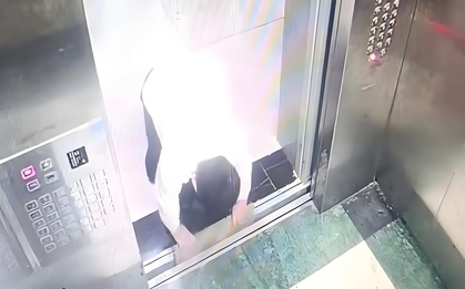 Cửa thang máy liên tục báo lỗi, trích xuất camera thấy cảnh tượng "bất ổn" của một cậu bé 10 tuổi