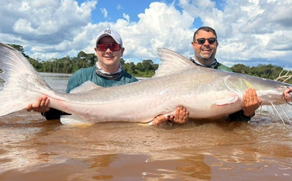 Hai anh em câu được con cá khổng lồ nặng 100kg, dài 2 mét