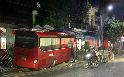 Xe khách lao vào nhà dân ở Ninh Bình