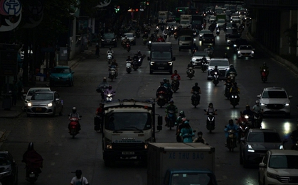 Cảnh tượng hiếm thấy ở Hà Nội lúc 9h sáng