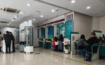 Ra ngân hàng xin rút 579 triệu đồng từ tài khoản của người cha quá cố, người đàn ông bị nhân viên từ chối: “Chúng tôi chỉ làm theo quy định”