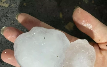 Mưa đá, dông lốc trong đêm ở Thanh Hóa