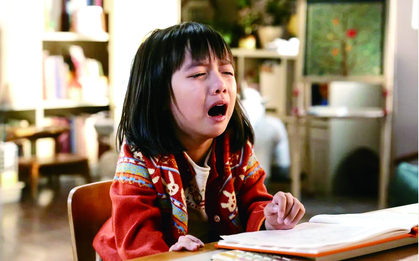 Phát hiện con gái tự học móc len rồi "mở shop" ở lớp, người mẹ có pha xử lý khiến MXH chia phe ầm ĩ