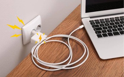 90% người dùng đang sạc laptop sai cách