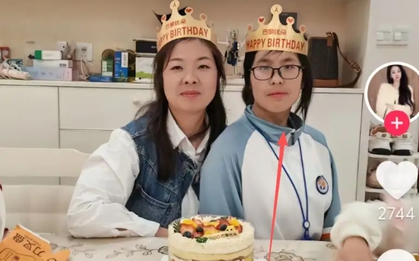 Chi tiết BẤT THƯỜNG trên mặt đứa trẻ khiến người mẹ bị cả MXH chỉ trích: Chẳng ai lại để con gái mình như vậy!