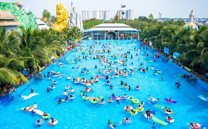 Suối Tiên hút khách dịp lễ với 1.000 vé miễn phí và 10.000 phần gạo lộc