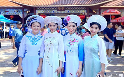 Khách Việt tới Trung Quốc sững người vì cảnh quá quen: Phụ nữ mặc áo dài, đàn bầu vang lên giữa làng