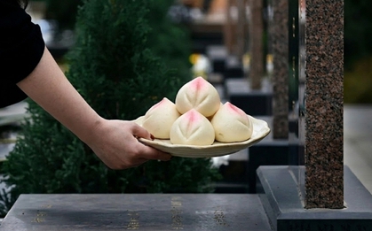 Đi tảo mộ Thanh Minh nhớ kỹ quy tắc "3 quả không mang, 1 vật không cúng" kẻo tổ tiên quở trách, gia đạo bất an