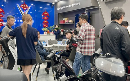 Khách TP.HCM nườm nượp mua xe điện, sẵn sàng cọc trước giữ chỗ vì đại lý hết xe