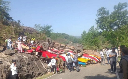 Xe buýt lao khỏi đường khi vào cua, 22 người tử vong